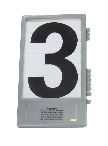 Großes schwarzes Zahlenschild mit der Zahl 3 auf weißem Hintergrund in grauem Rahmen.