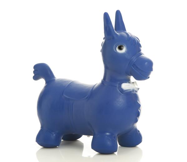 Blaues Hüpfpferd aus Kunststoff für Kinder, seitliche Ansicht auf weißem Hintergrund.
