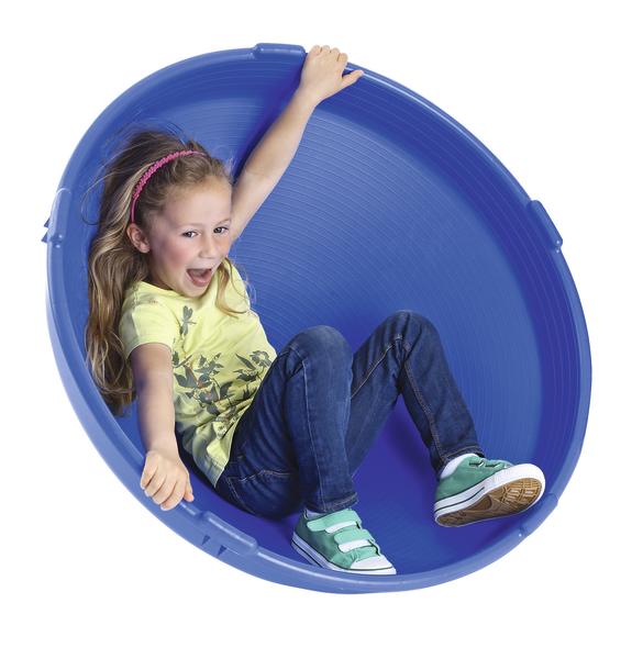 Mädchen spielt lachend in großem blauen Spielschale-Sitz.