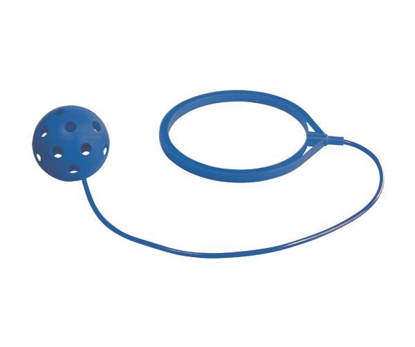 Blauer Wurfball mit Lochmuster und Ringgriff für Geschicklichkeitsspiele.