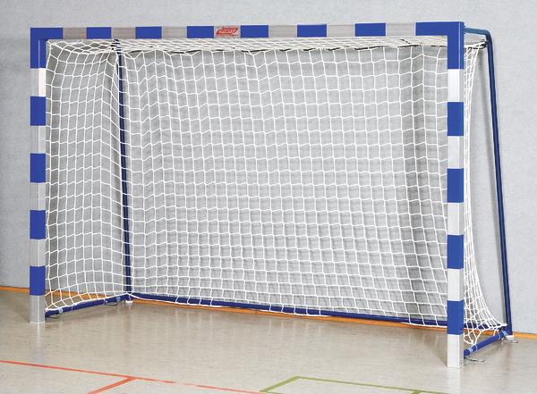 Handballtor mit blau-weißen Pfosten und weißem Netz in Sporthalle auf Bodenmarkierungen.