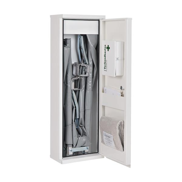 Weißer Erste-Hilfe-Schrank mit geöffnetem Türfach und zusammengeklappter Trage innen.