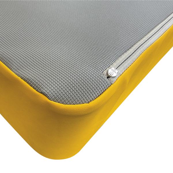 Detailansicht der Turnmatte mit strukturierter, rutschfester Oberfläche und Reißverschluss am Rand.