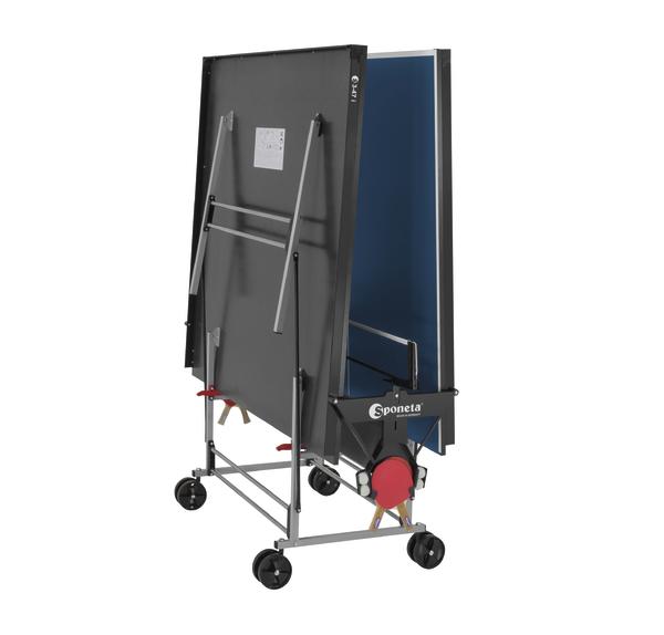 Zusammengeklappter blauer Sponeta Tischtennistisch auf Rollen für einfachen Transport.