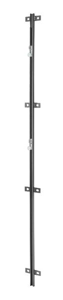 Schwarze Metallstange mit Befestigungswinkeln und Schrauben, isoliert auf weißem Hintergrund