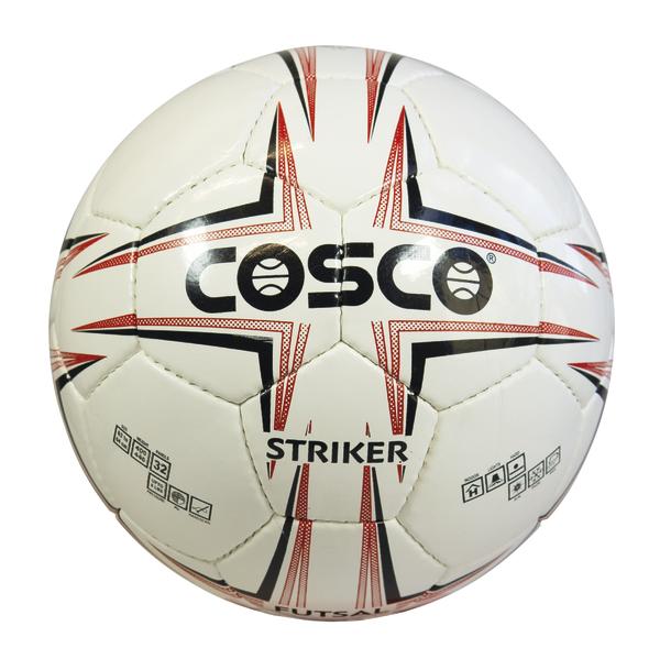 Weißer Cosco Striker Fußball mit rotem und schwarzem Stern-Design, Nahaufnahme.