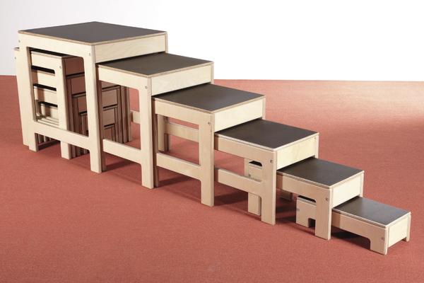 Mehrstufige Holztreppe mit rutschfesten Stufen, ideal für Training und Therapie.