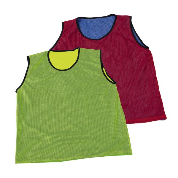 Grüne und rote Sportleibchen aus Netzstoff für Mannschaftstraining und Spiele.