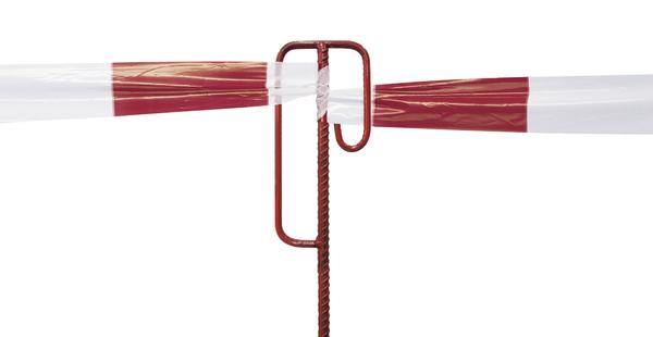 Absperrband in Rot-Weiß an Metallpfosten für Sicherheits- und Absperrmaßnahmen.