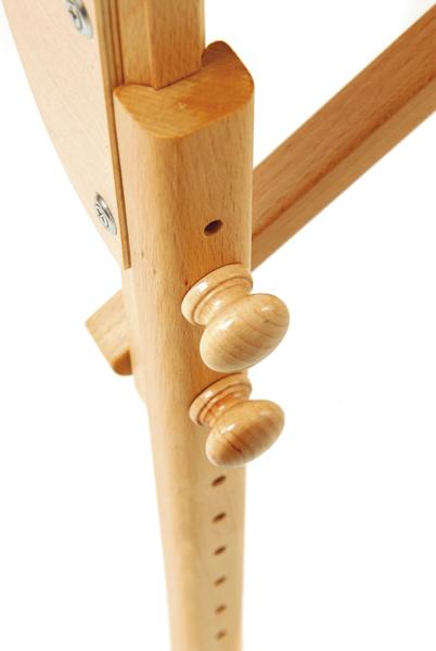 Verstellbare Holzverbindung mit Drehknöpfen an einem Möbelstück aus hellem Holz.