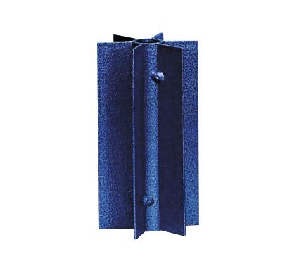 Blauer Metallwinkel mit zwei Schrauben, verwendet für Bau- und Befestigungszwecke.