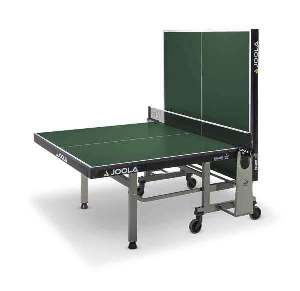 Zusammengeklappter grüner JOOLA Tischtennistisch mit Rollen und Netz für Indoor-Spiel.