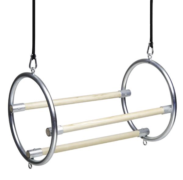 Turnring mit Holzgriffen und Metallringen, hängend an schwarzen Gurten, weißer Hintergrund.