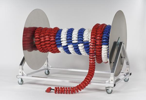 Schwimmleinenrolle mit rot-weiß-blauen Schwimmleinen auf Rollenwagen mit Rädern.