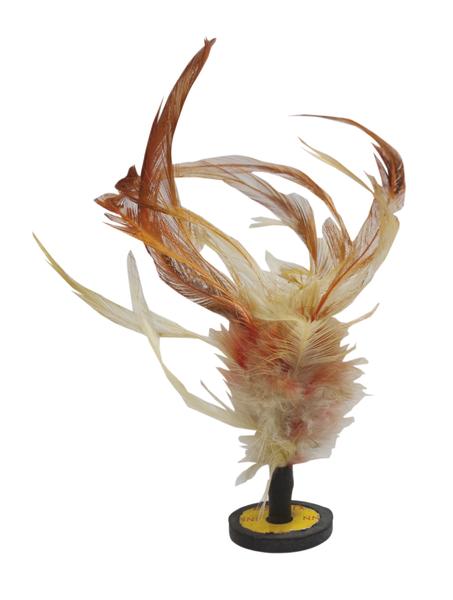 Bunte Federdekoration mit rot-orangenen und weißen Federn auf schwarzem Sockel.