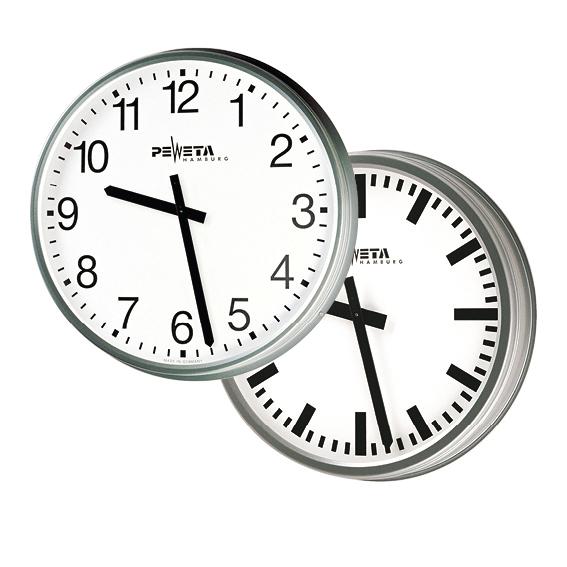 Analoge Wanduhr mit weißen Ziffernblatt und schwarzer Zeigeranzeige, Marke PEWETA.