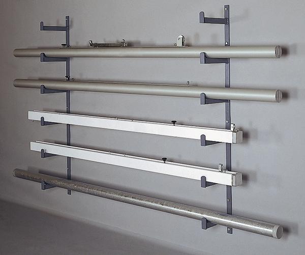 Wandmontierte Halterung mit mehreren langen Metallrohren zur Lagerung oder Installation.