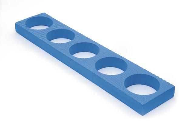 Blaues Kunststoff-Organizer-Board mit fünf runden Aussparungen für Werkzeuge oder Flaschen.