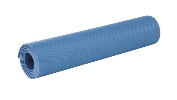 Blau gerollte Yogamatte aus rutschfestem Material für Fitness und Gymnastik.