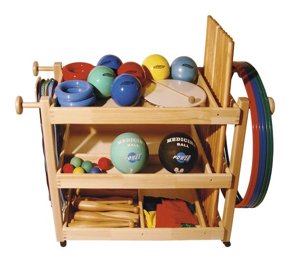 Holzregal mit bunten Medizinbällen, Hanteln, Reifen und Schlaginstrumenten für Sport und Therapie.