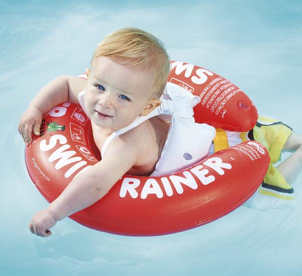 Baby mit rotem Schwimmring im Pool, sicher und entspannt beim Schwimmen lernen.