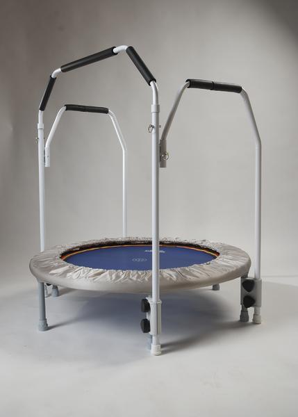 Kleines Fitness-Trampolin mit Haltegriffen für Balance und Stabilität beim Training.