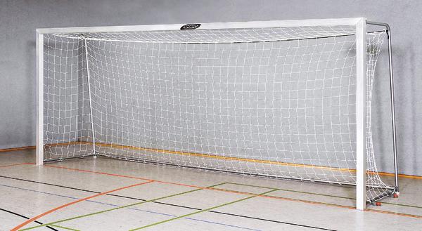 Weißes Handballtor mit Netz in einer Sporthalle auf Holzboden mit Markierungen.