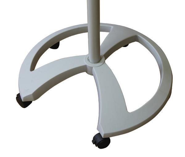 Rollbarer Ständerfuß aus Kunststoff mit drei Rollen für einfache Mobilität.