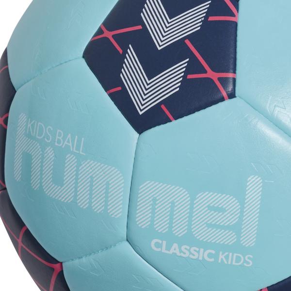 Detailansicht eines türkisfarbenen Kinderhandballs mit dunklem Einsatz, pinkem Linienmuster und Aufschrift „hummel Classic Kids“.