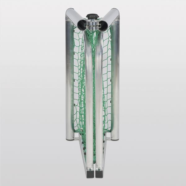 Zusammengeklapptes Fußballtor mit grünem Netz und Aluminiumrahmen vor weißem Hintergrund.