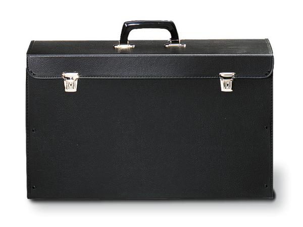 Schwarzer Tragekoffer mit Griff und silbernen Verschlüssen, isoliert auf weißem Hintergrund.