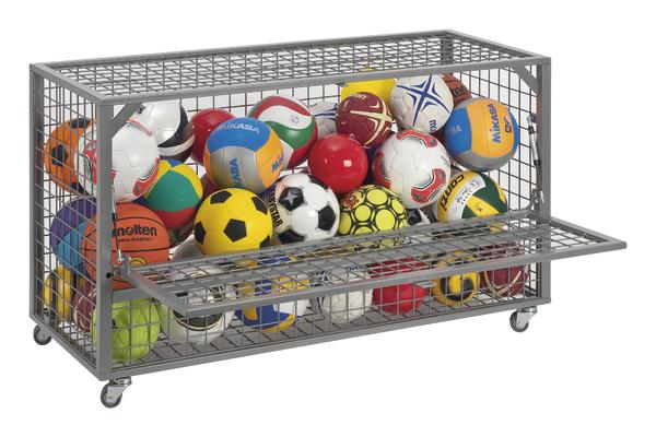 Metallgitterwagen mit verschiedenen Sportbällen wie Fußball, Volleyball und Basketball auf Rollen.