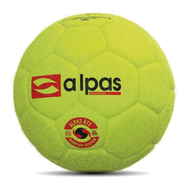 Neongelber alpas Filzfußball mit filzartiger Oberfläche auf hellem Hintergrund.