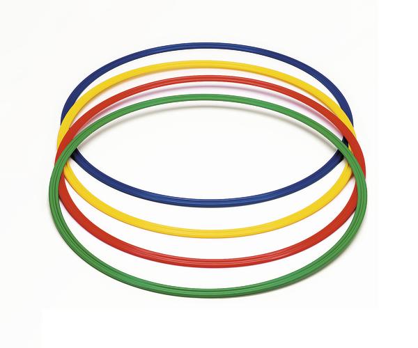Bunte Kunststoff-Hula-Hoop-Reifen in Blau, Gelb, Rot und Grün auf weißem Hintergrund.