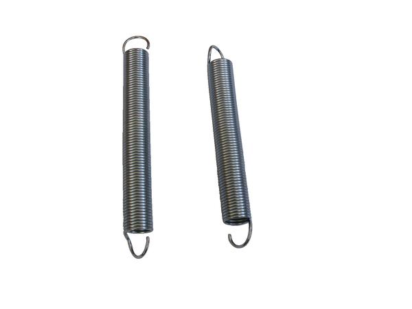 Zwei Metall-Zugfedern mit Hakenenden auf weißem Hintergrund.