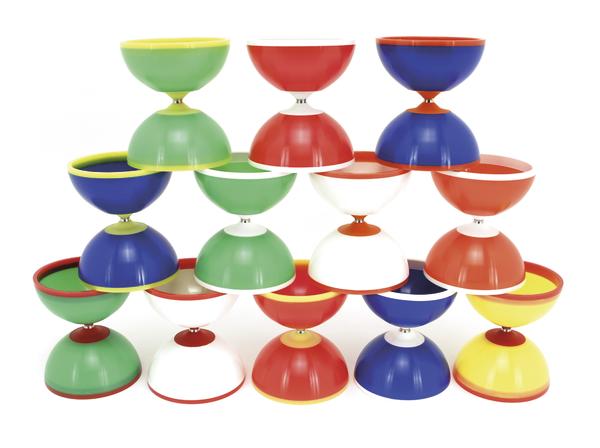 Bunte Diabolos in verschiedenen Farben gestapelt auf weißem Hintergrund.