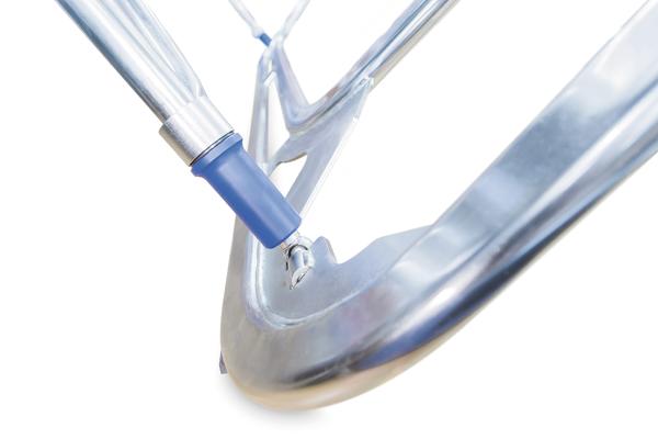 Präzises Schweißen an einem Metallrahmen mit Schweißgerät in Nahaufnahme.