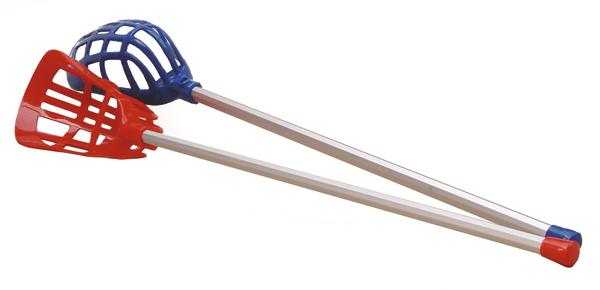 Zwei Lacrosse-Schläger mit roten und blauen Körben auf weißem Hintergrund.