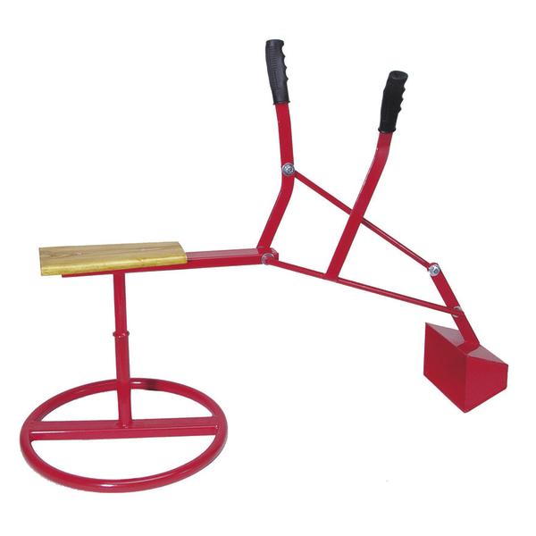 Roter Kinderspielzeug-Bagger mit Holzsitz und zwei schwarzen Griffen auf weißem Hintergrund.
