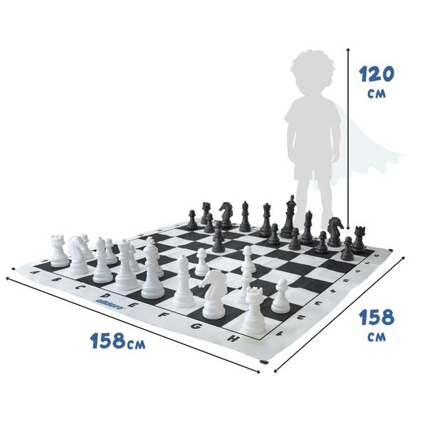 Großes Schachbrett mit Figuren und Maßangaben 158 × 158 cm neben Kindersilhouette zum Größenvergleich.