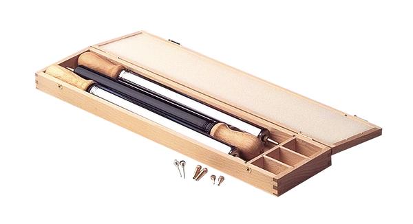 Ballpumpen-Set in geöffneter Holzkassette mit Zubehör.