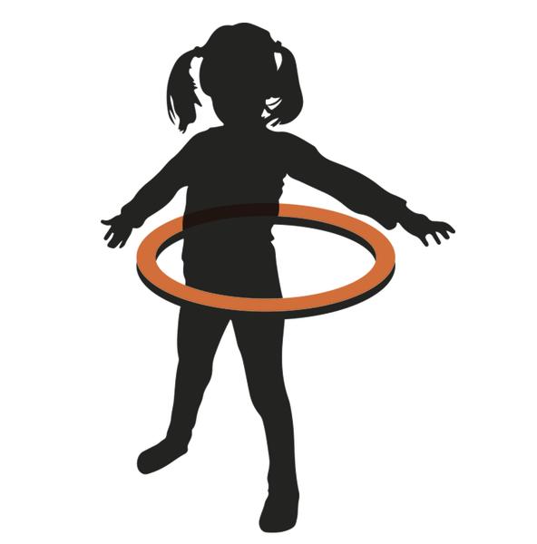 Kind mit Zöpfen spielt mit einem orangefarbenen Hula-Hoop-Reifen auf weißem Hintergrund.