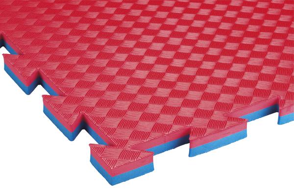 Rote und blaue Schaumstoff-Matte mit verzahnten Kanten für Sport und Fitness.