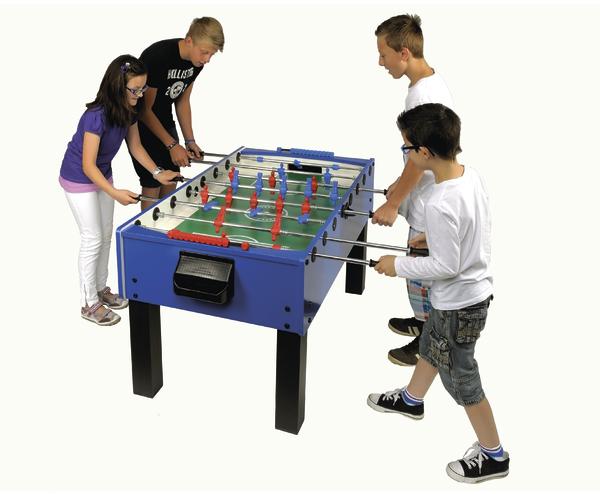 Vier Kinder spielen gemeinsam an einem blauen Tischkicker mit roten und blauen Figuren.