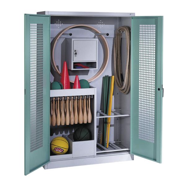 Sportgeräte-Schrank mit Bällen, Keulen, Hula-Hoop-Reifen, Seilen und Kegeln.