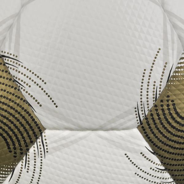 Weißer DERBYSTAR Brillant APS Fußball mit gold-schwarzem Spiraldesign Detailansicht Balldesign