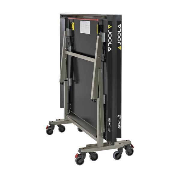 Zusammengeklappter JOOLA Tischtennistisch mit Rollen für einfachen Transport und Lagerung.