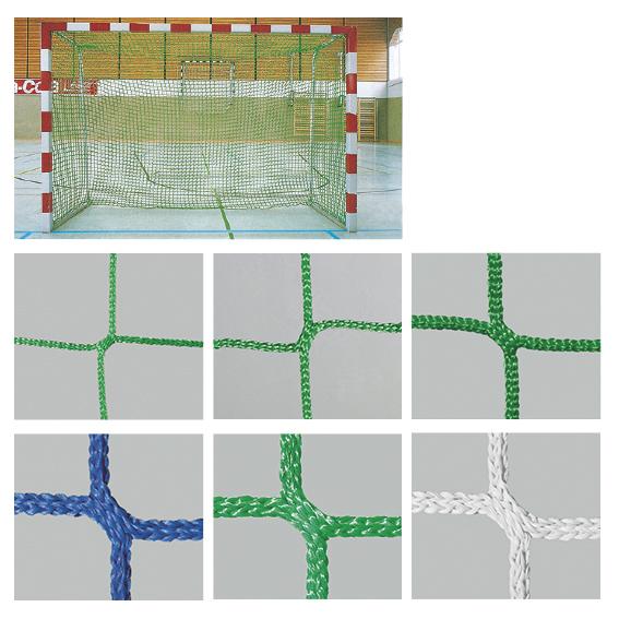 Handballtore mit farbigen Netzen in einer Sporthalle.