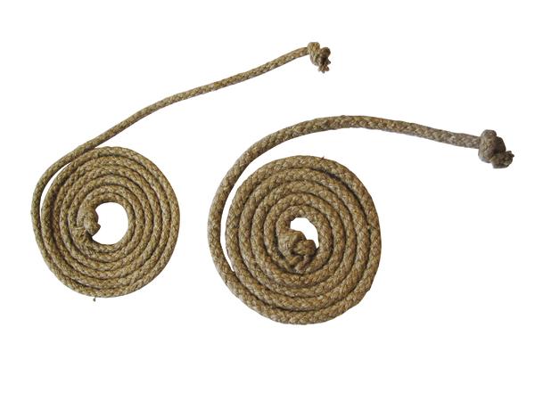 Vier bunte Springseile in Blau, Grün, Orange und Pink mit schwarzen Griffen auf weißem Hintergrund.