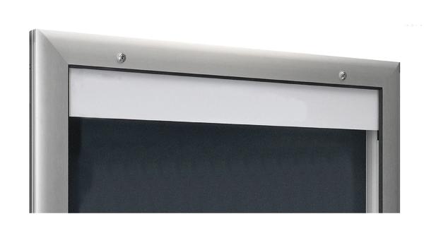 Moderner silberner Rahmen mit weißem Sichtschutz und schwarzem Hintergrund, Nahaufnahme.